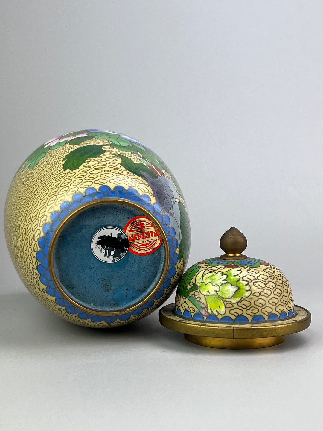 Coppia di vasi cinesi cloisonné con coperchio e base in legno