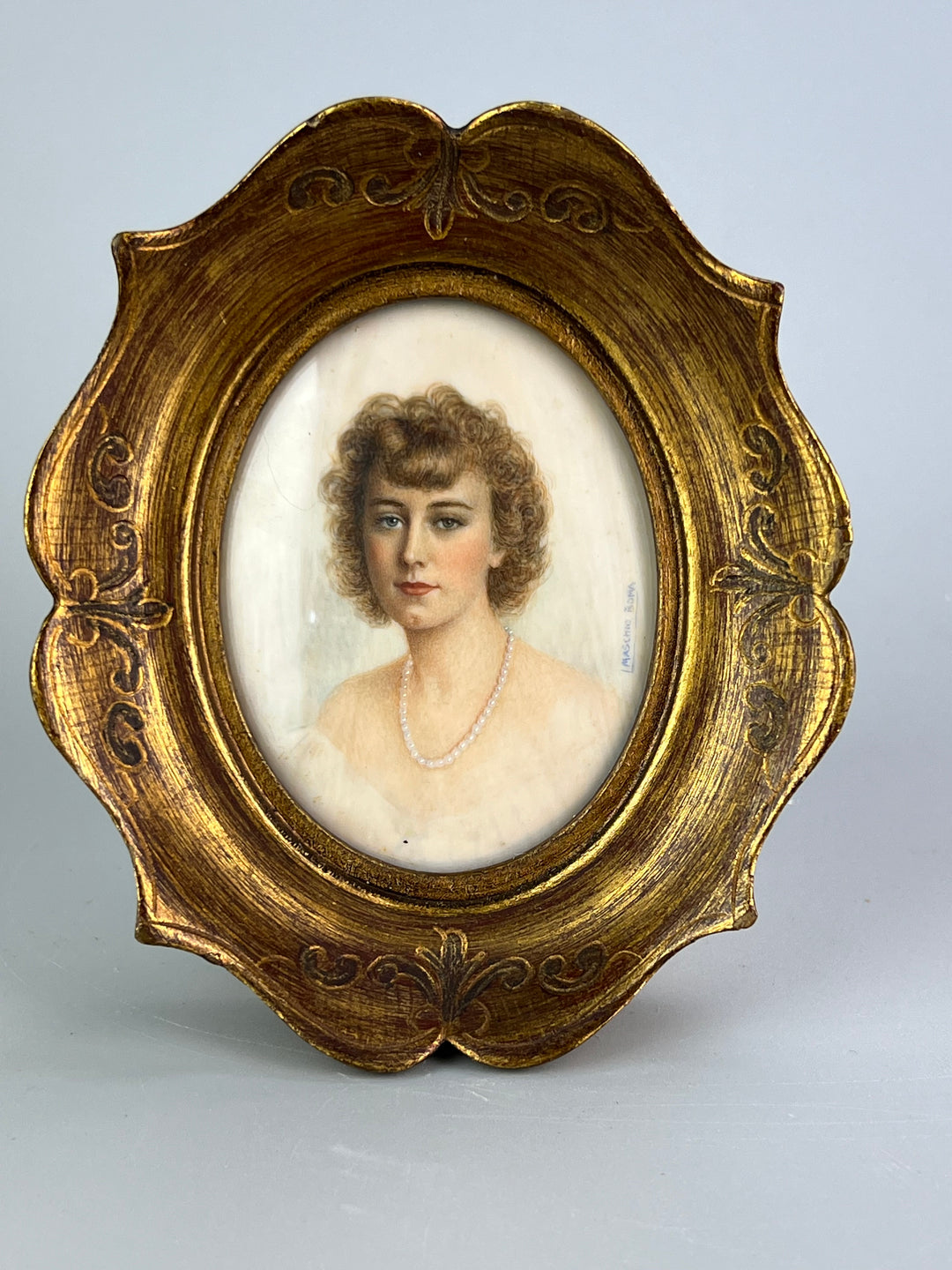 Miniatura Ovale con Cornice Dorata – Ritratto Femminile, Dipinta a Mano