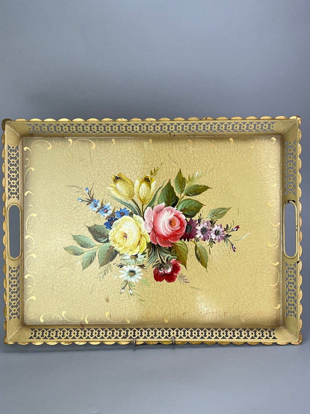 Vassoio in Metallo con Fiori Dipinti a Mano e Bordo traforato – Stile Vintage