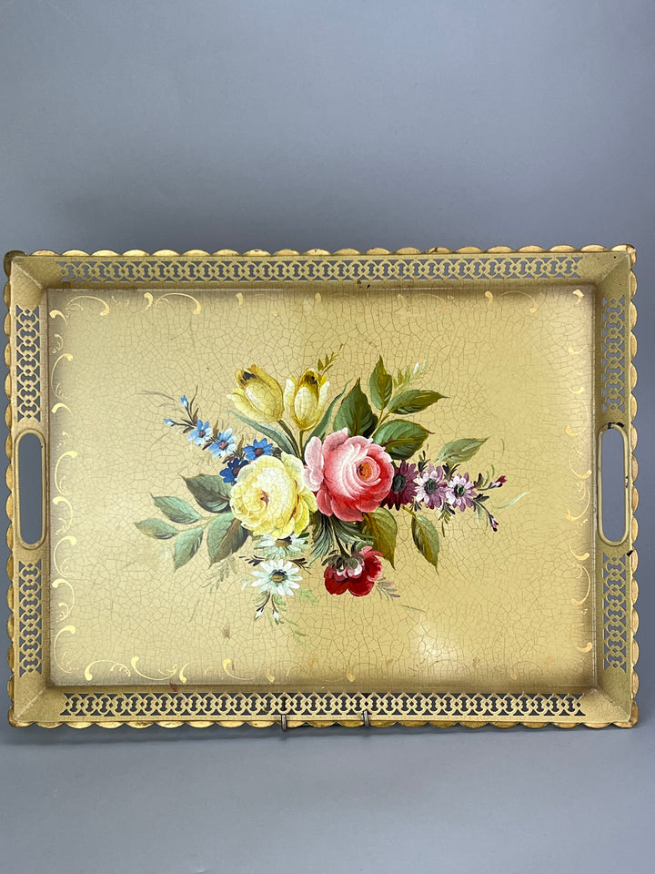 Vassoio in Metallo con Fiori Dipinti a Mano e Bordo traforato – Stile Vintage