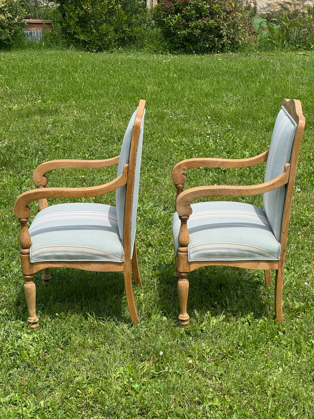 Coppia di poltrone francesi in legno chiaro con rivestimento a righe azzurro e beige
