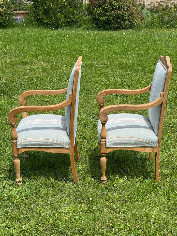 Coppia di poltrone francesi in legno chiaro con rivestimento a righe azzurro e beige