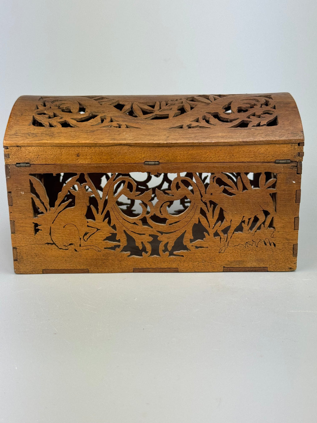 Scatola in legno intagliato traforato vintage