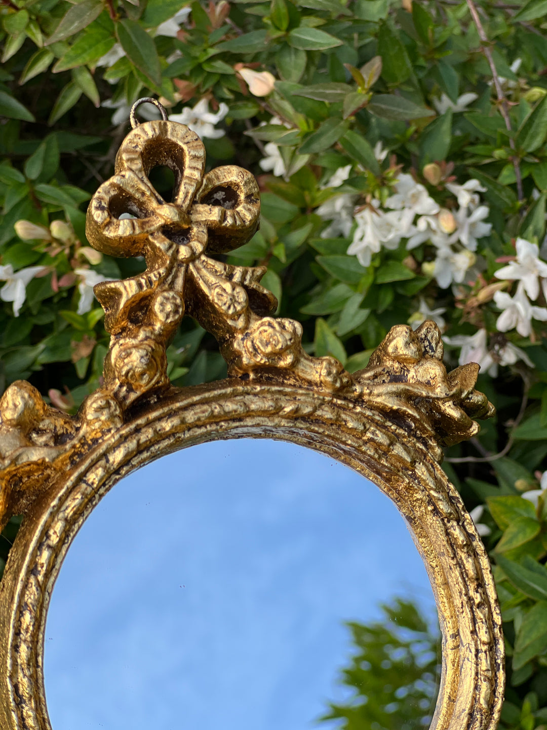 Specchietto dorato dettaglio fiocchetto misure 13x19 cm