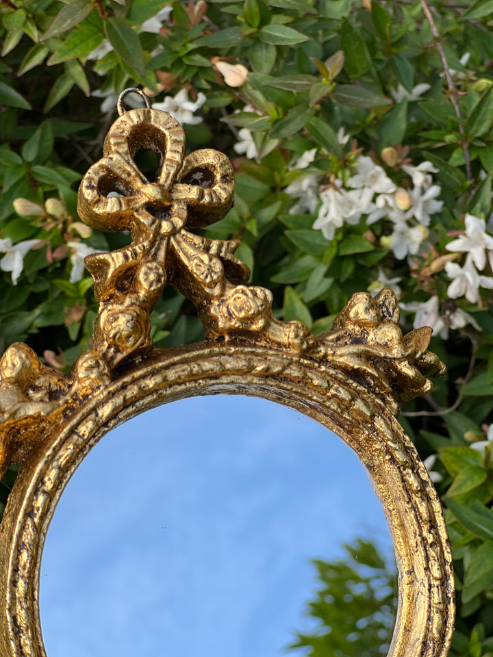 Specchietto dorato dettaglio fiocchetto misure 13x19 cm