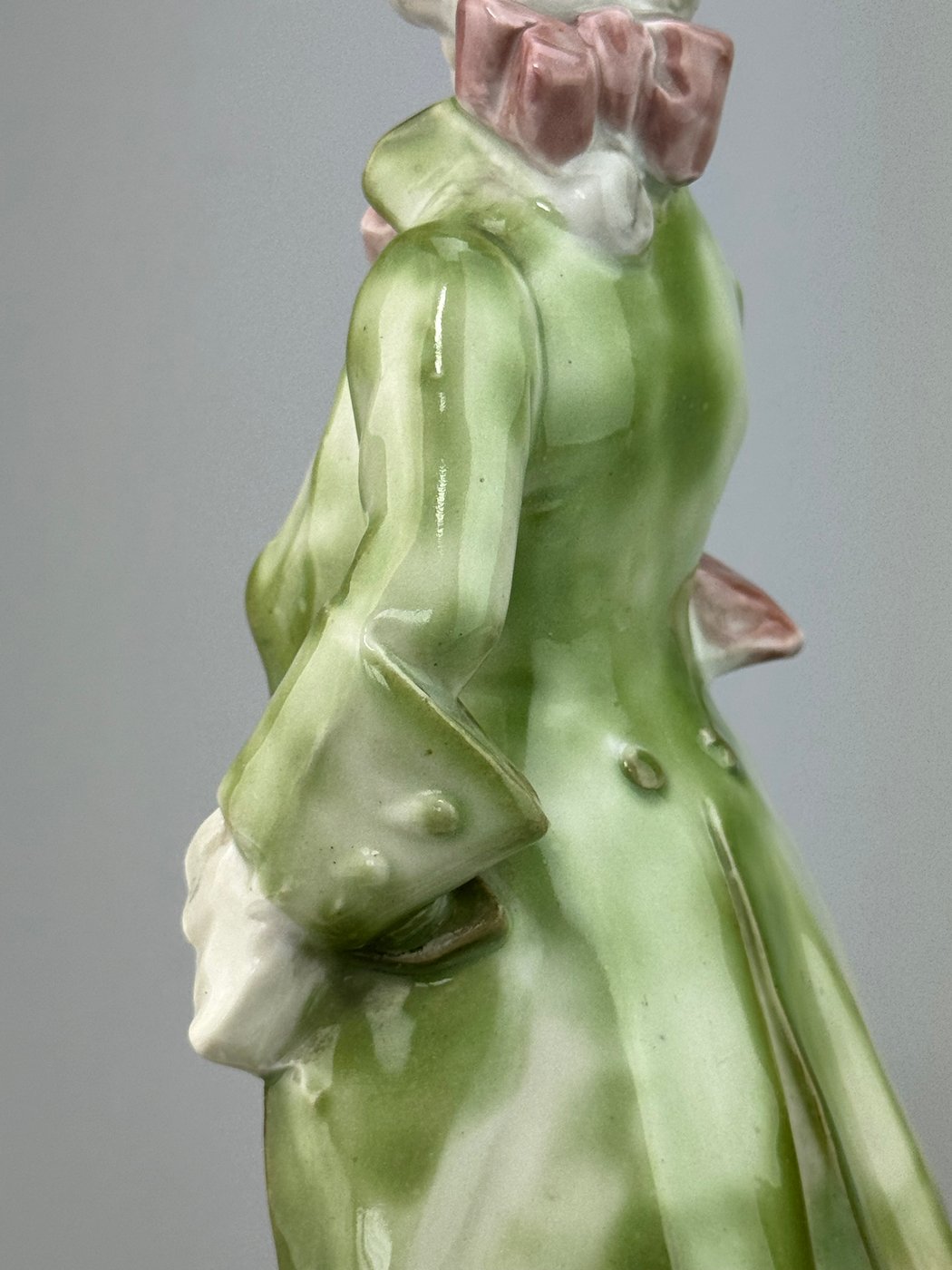 Statua portapenne portafiori in ceramica smaltata Figura galante