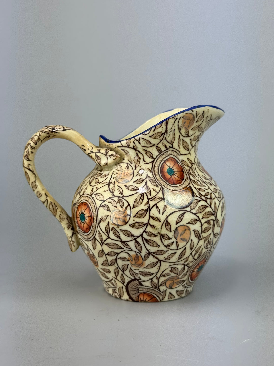 Lattiera in ceramica decorata con motivo floreale