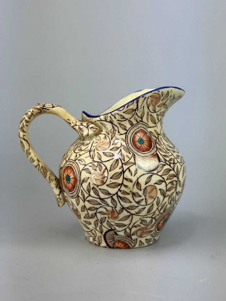 Lattiera in ceramica decorata con motivo floreale