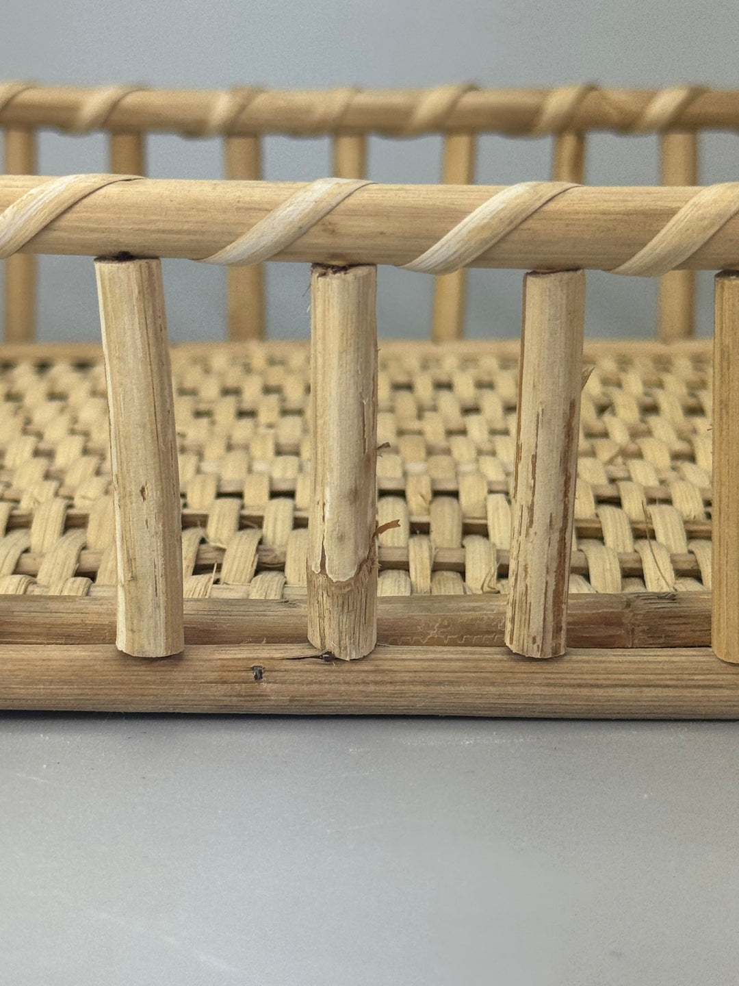 Vassoio rettangolare in rattan con manici
