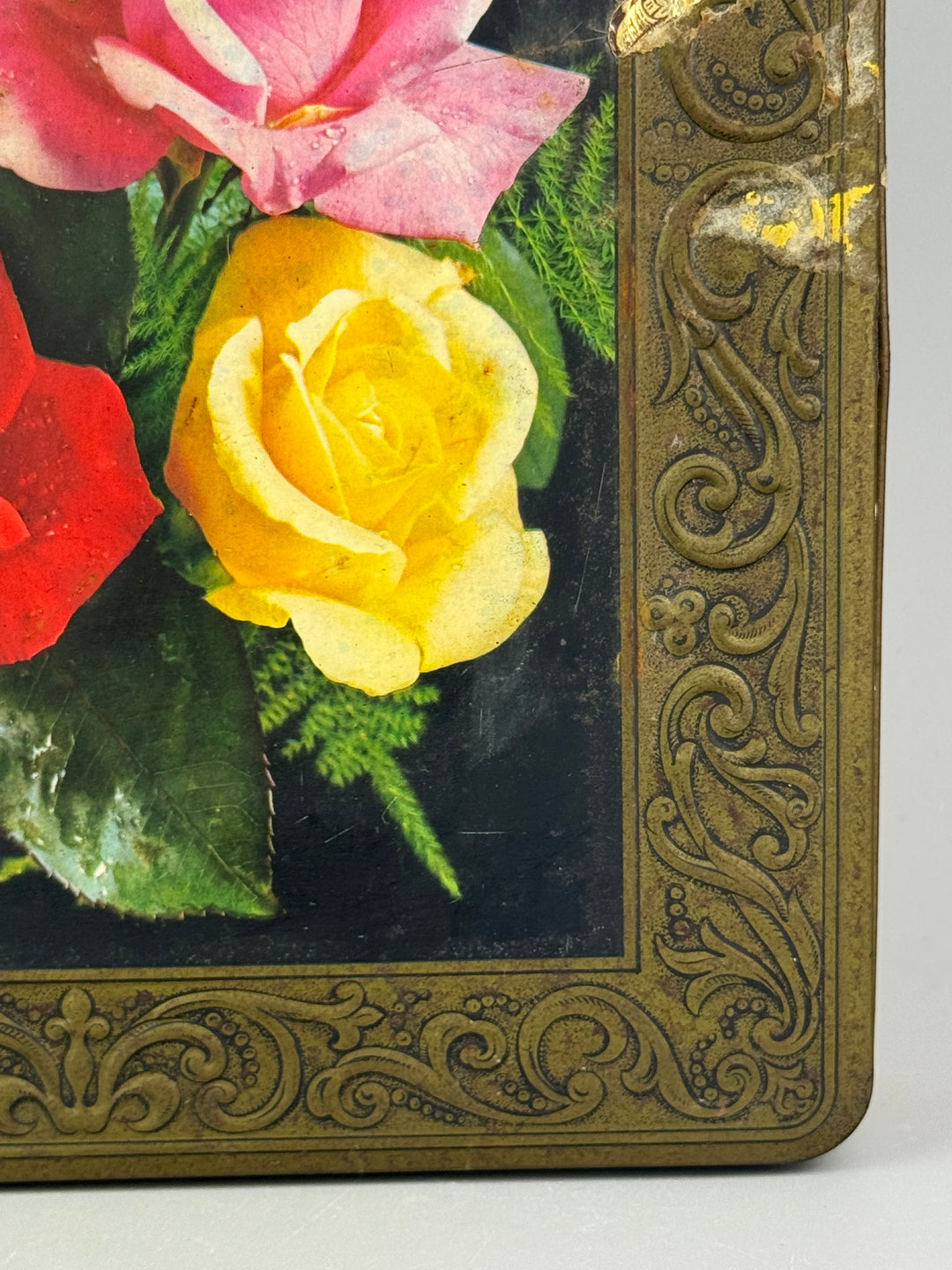 Scatola di latta vintage per torrone Rose e decori floreali dorati