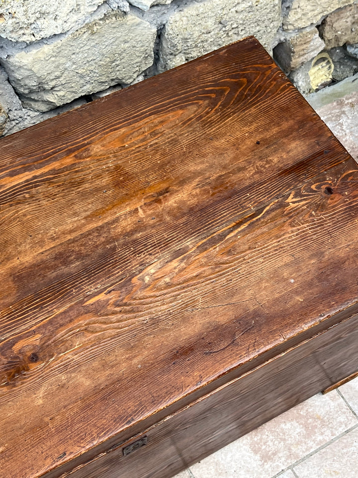 Baule antico in legno massello con maniglie laterali Italia, inizio ‘900