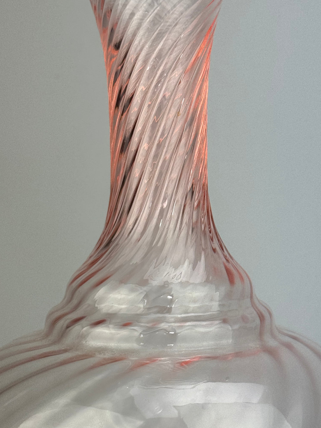 Vaso vintage in vetro rosa a spirale con bordo a fazzoletto