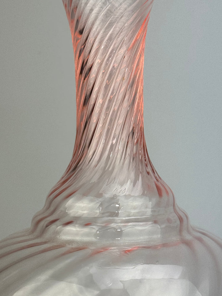 Vaso vintage in vetro rosa a spirale con bordo a fazzoletto