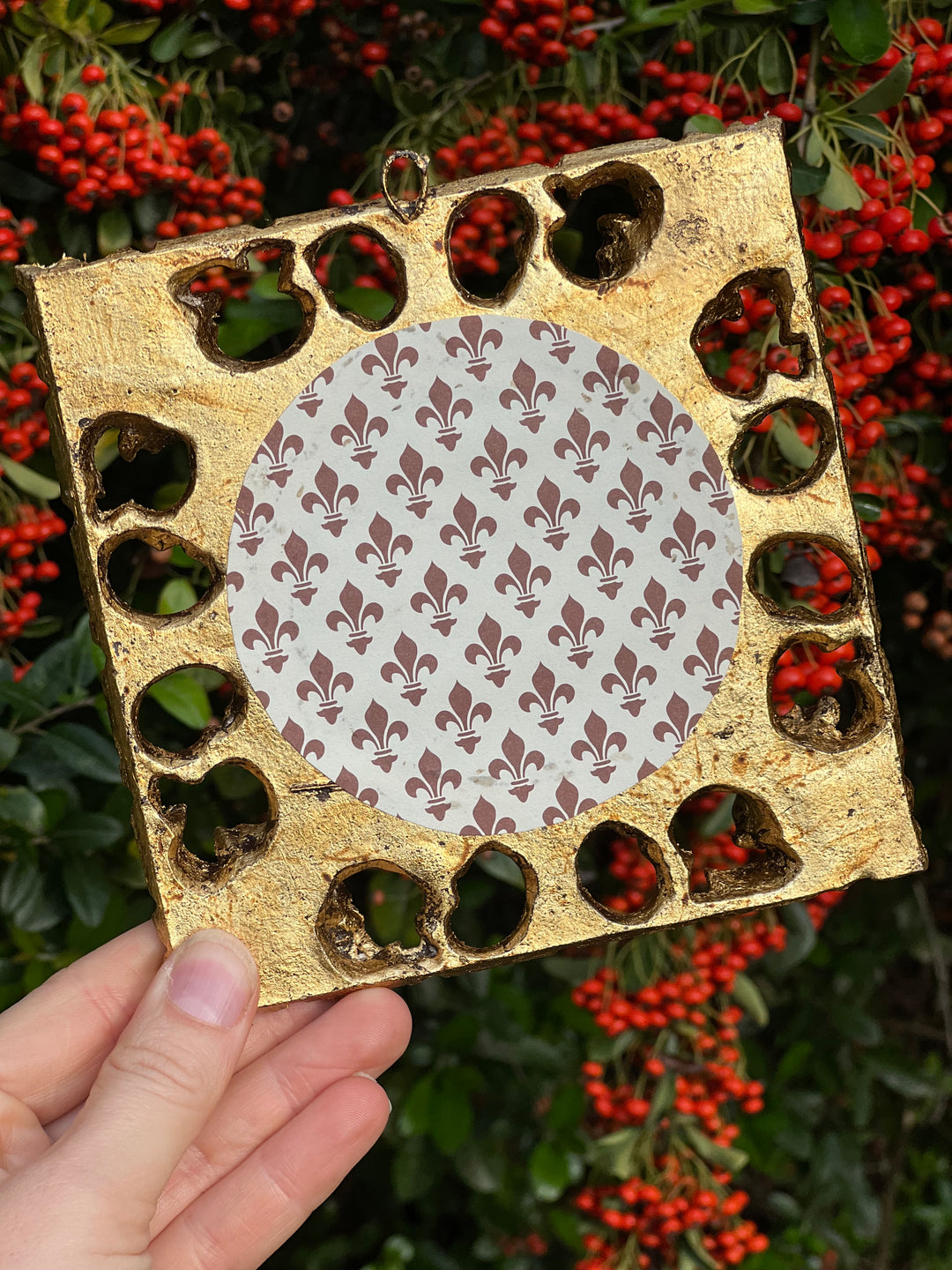 Specchietto dorato decoro intagliato misure 14x14 cm