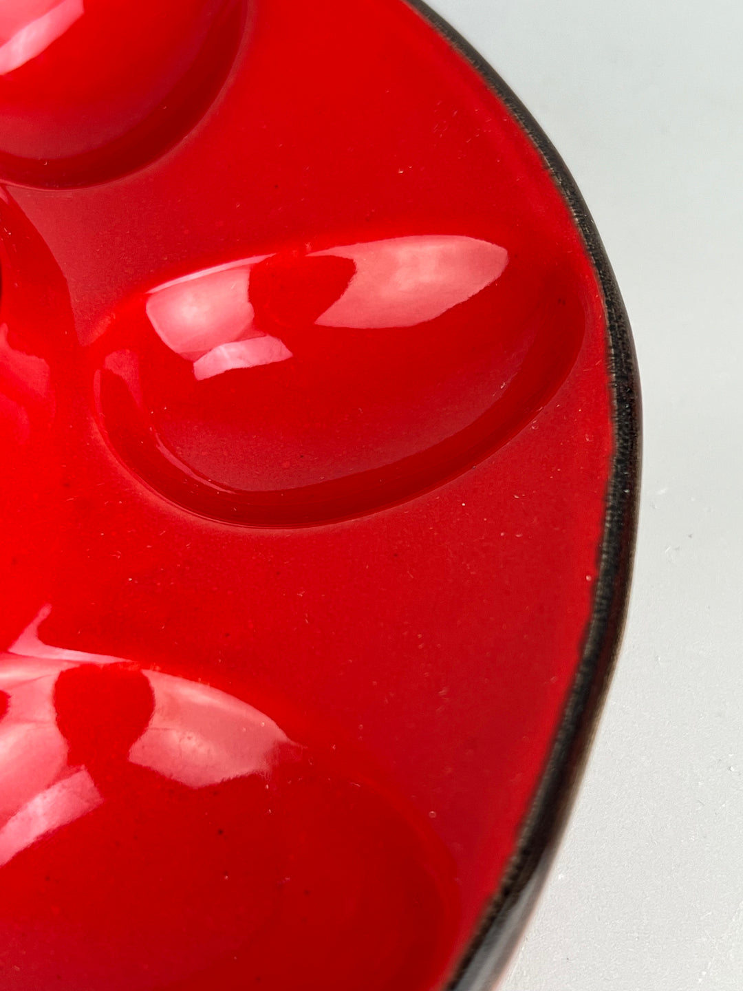 Piatto da portata per uova in ceramica rossa Ars Italica