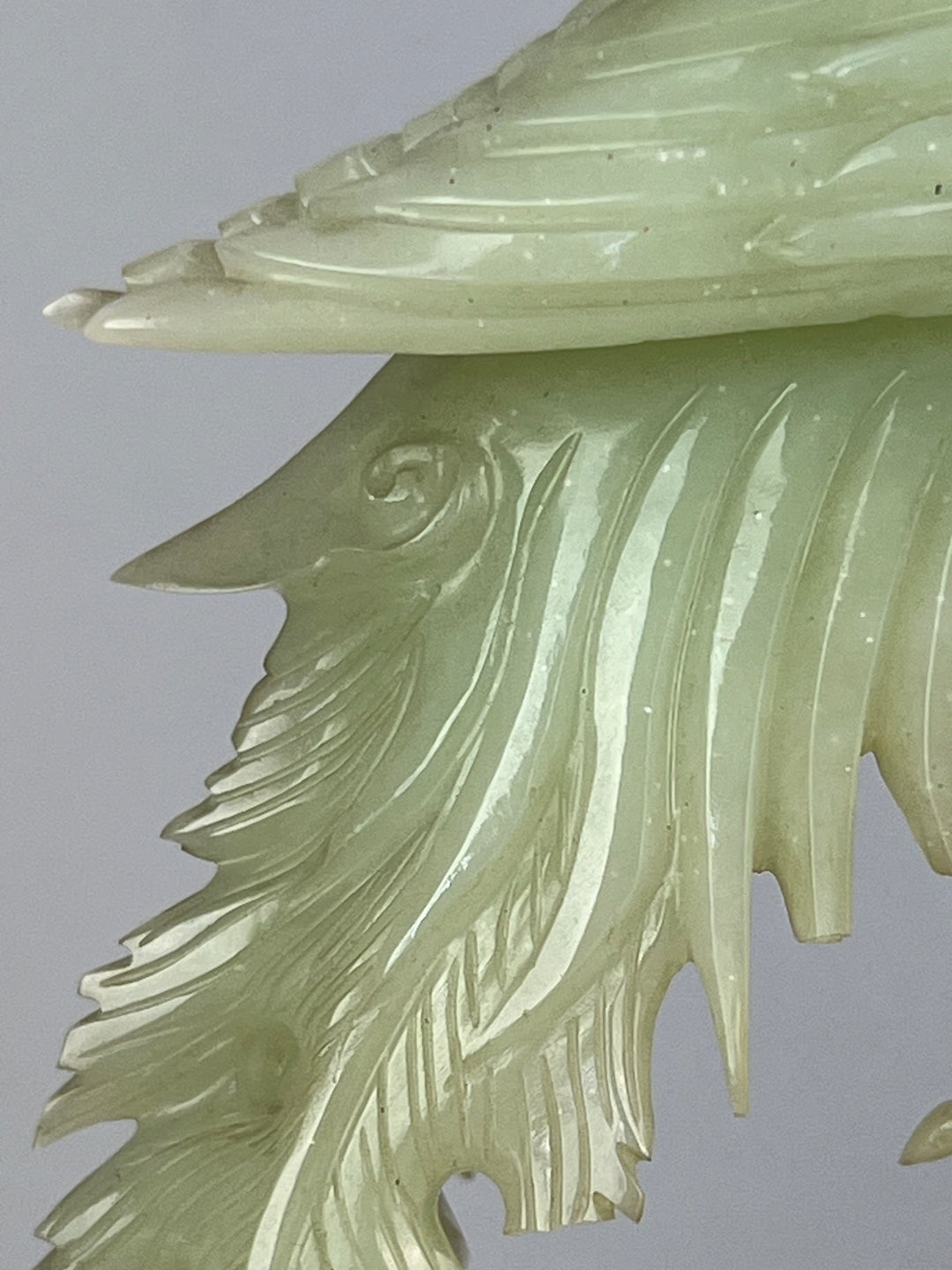 Scultura orientale in giada, Fenice su base in legno intagliato