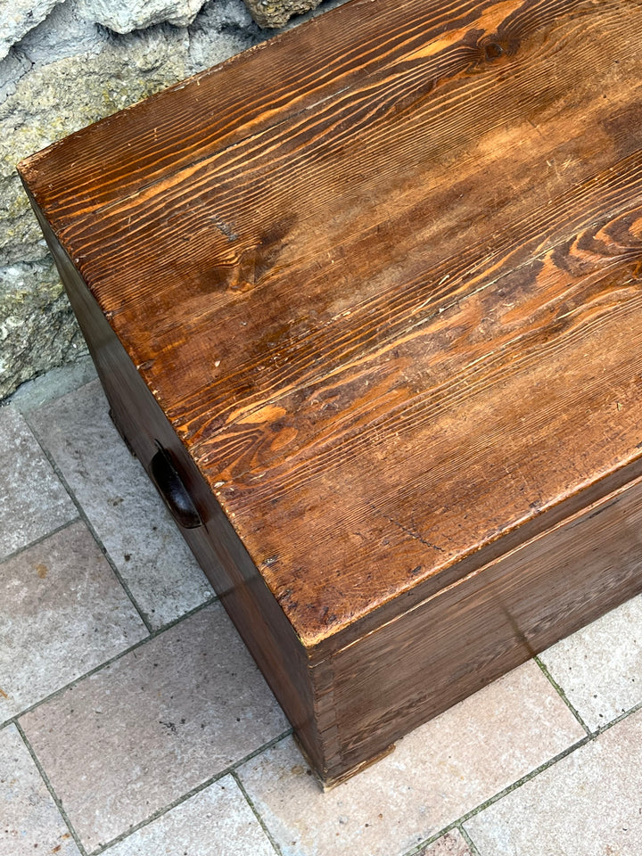Baule antico in legno massello con maniglie laterali Italia, inizio ‘900