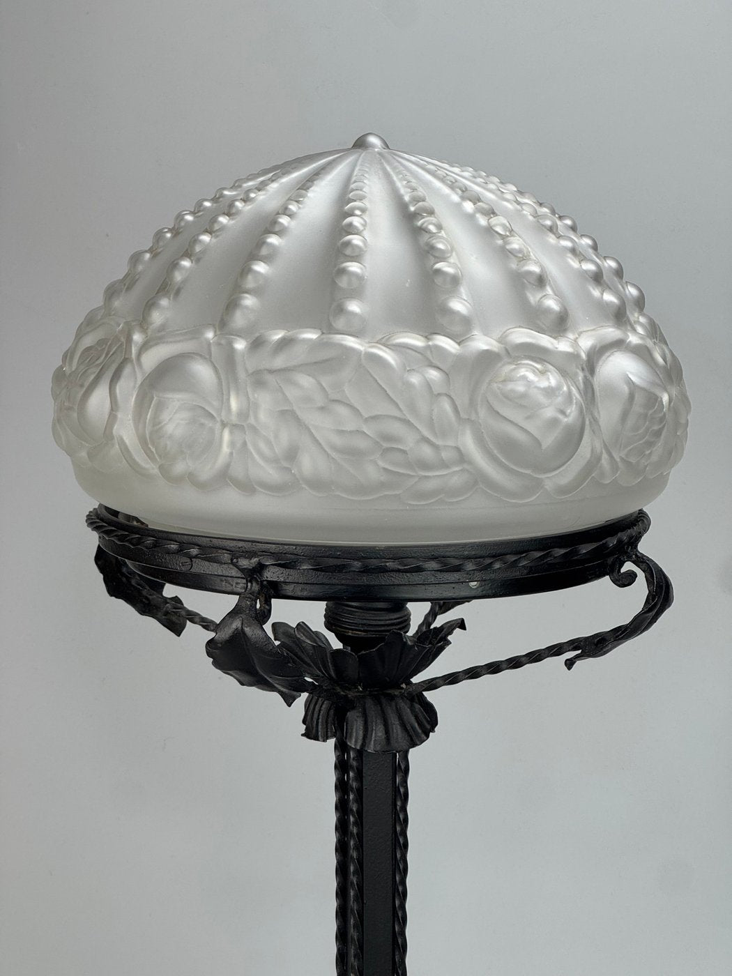 Lampada da tavolo Art Décò in metallo con paralume in vetro satinato modellato