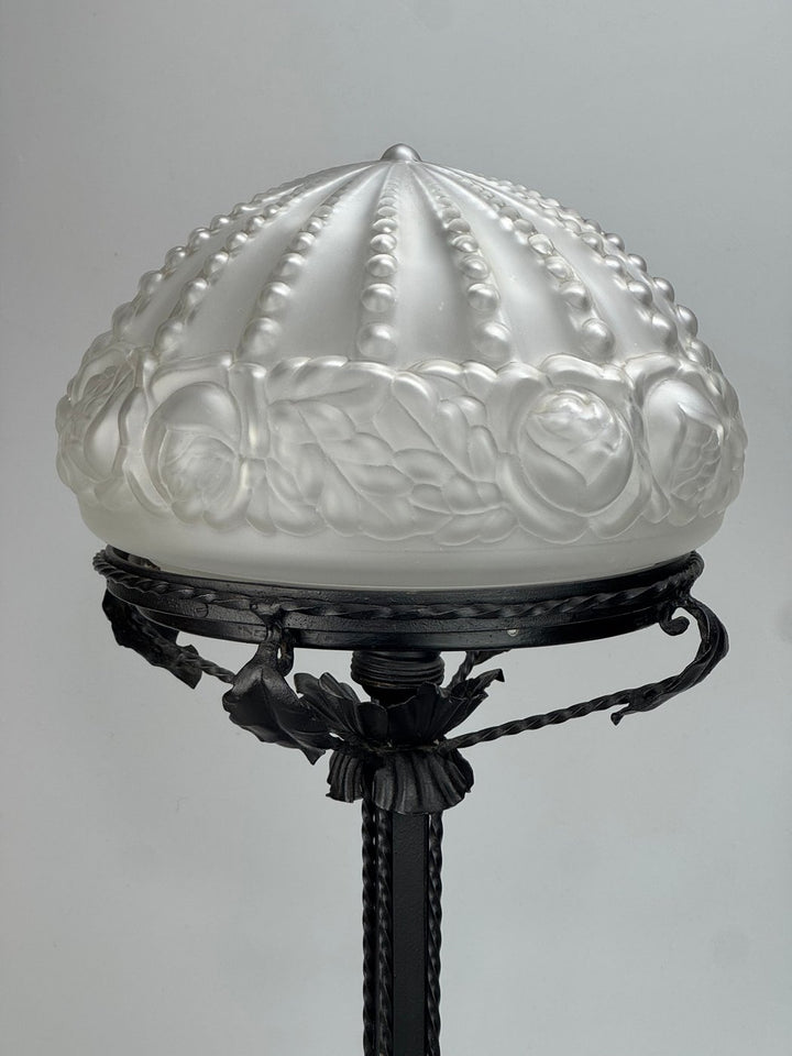 Lampada da tavolo Art Décò in metallo con paralume in vetro satinato modellato