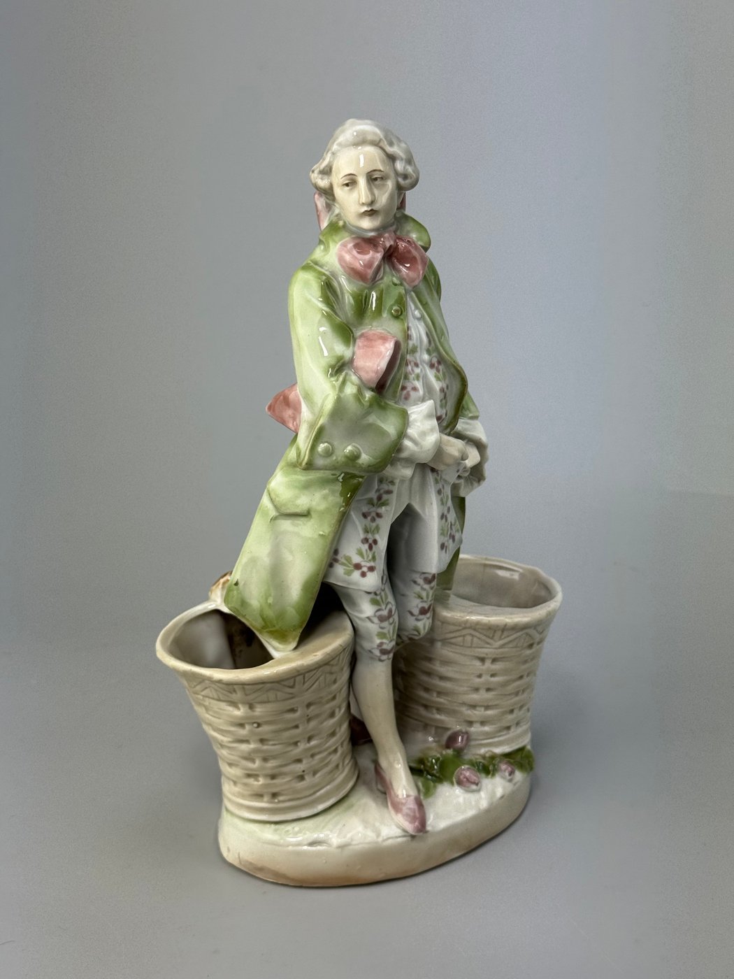 Statua portapenne portafiori in ceramica smaltata Figura galante