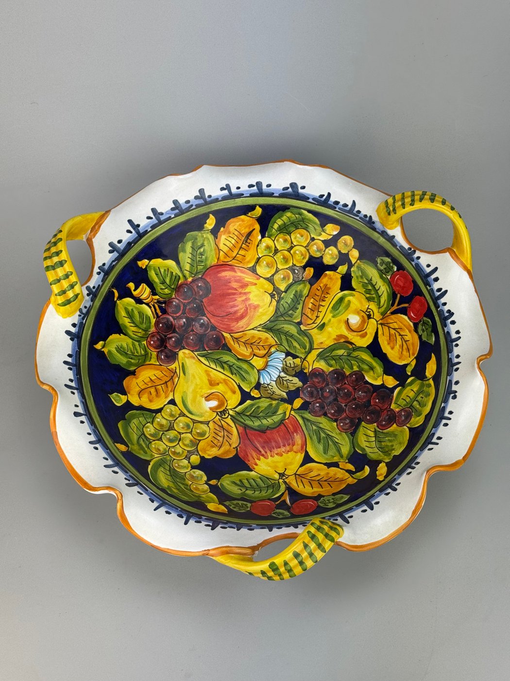 Centrotavola in ceramica dipinta a mano Deruta con decoro frutta con manici