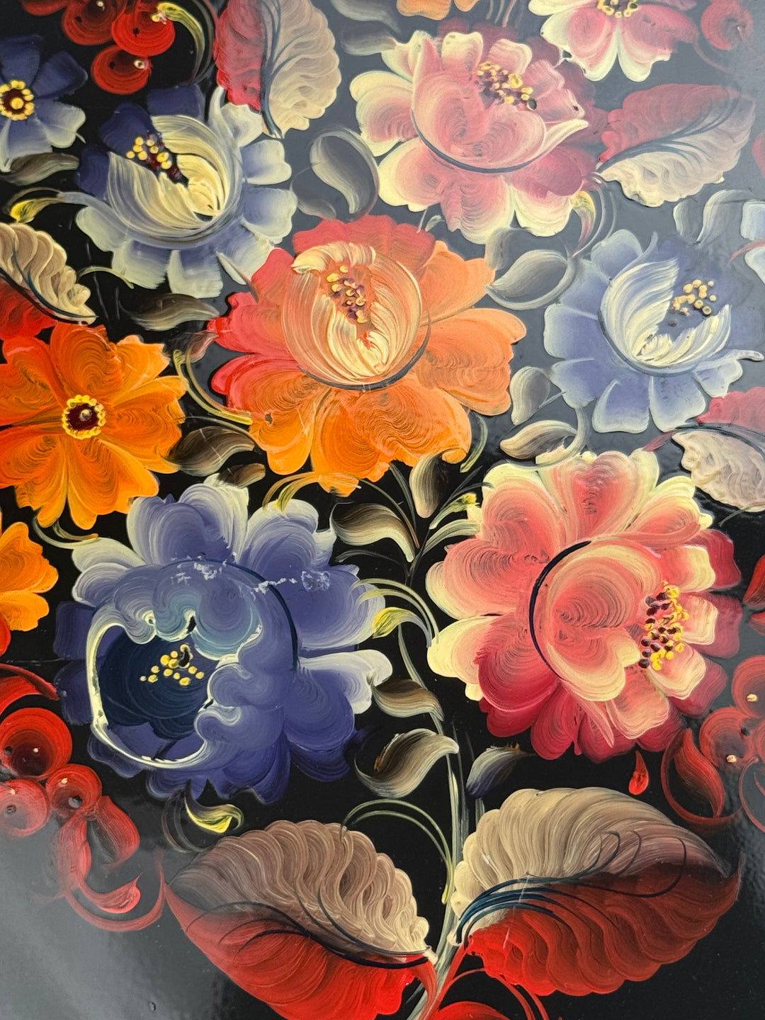 Vassoio russo in metallo dipinto a mano con decoro floreale su fondo nero