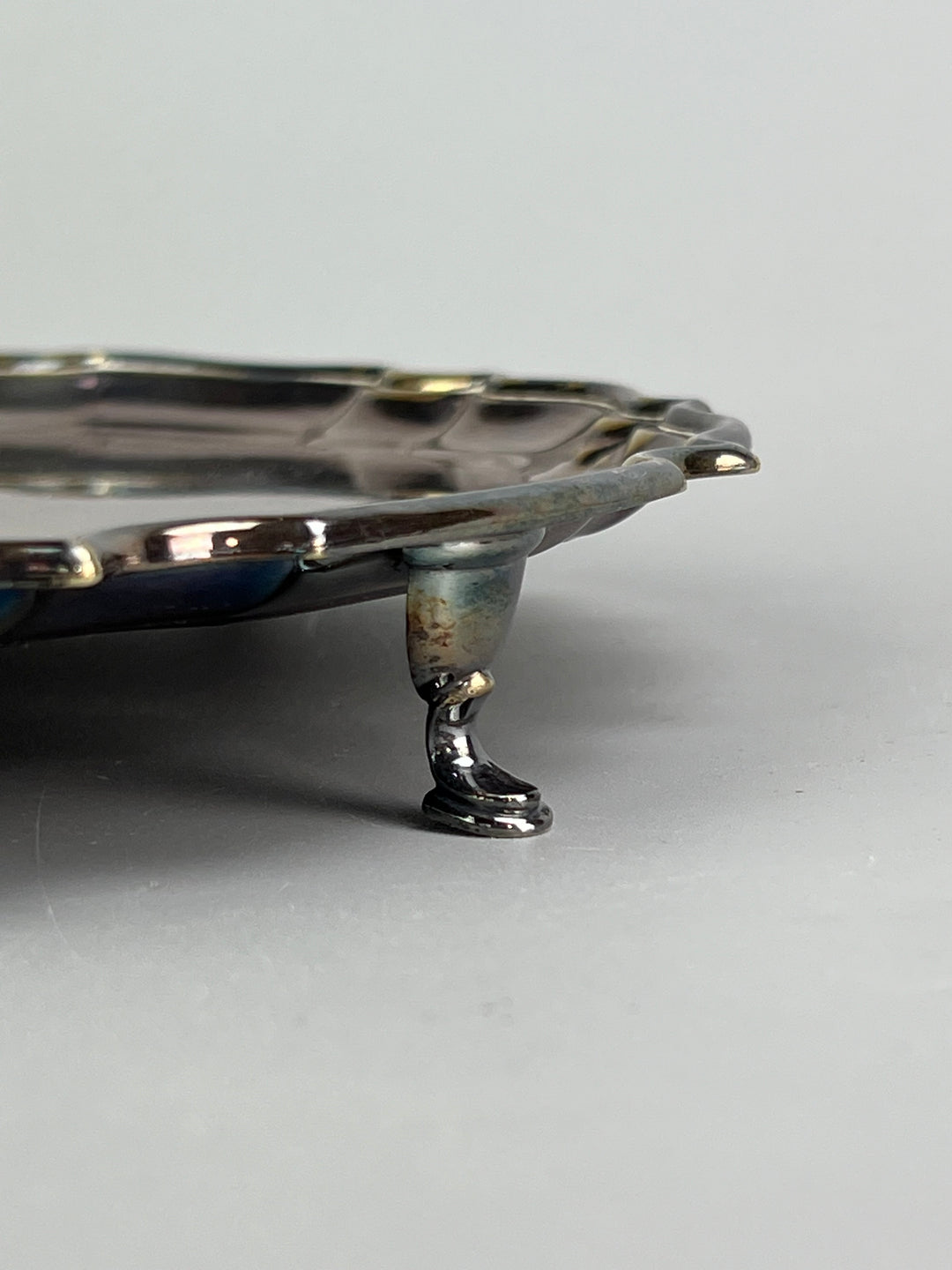 Vassoio rialzato vintage in metallo silverplated con bordo sagomato e piedini