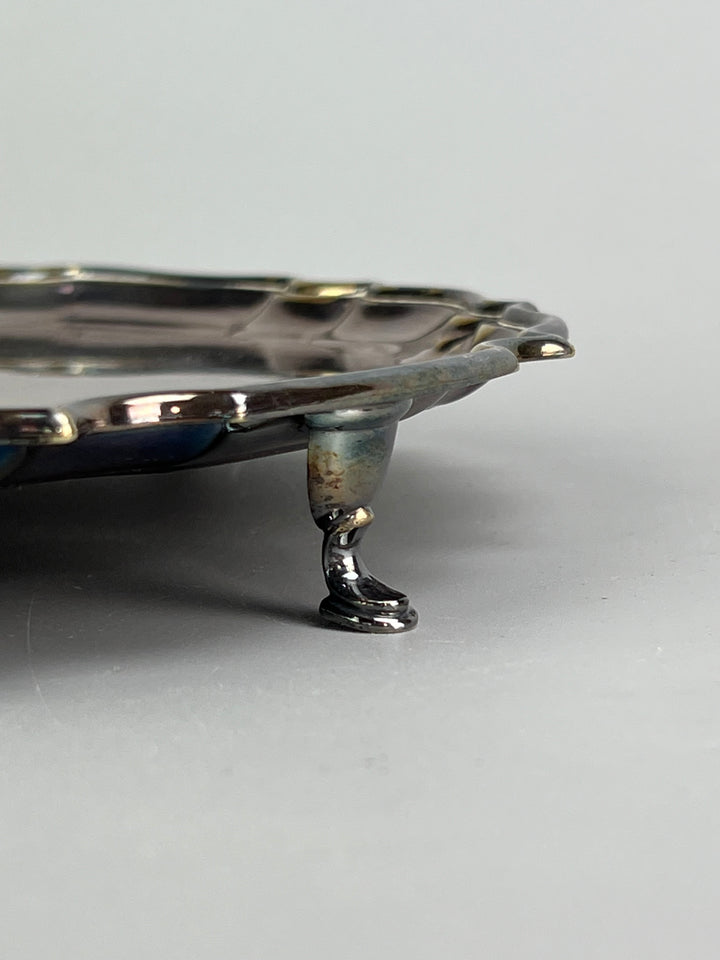 Vassoio rialzato vintage in metallo silverplated con bordo sagomato e piedini