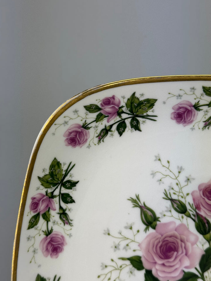 Piatto in porcellana decorato a rose con bordo dorato