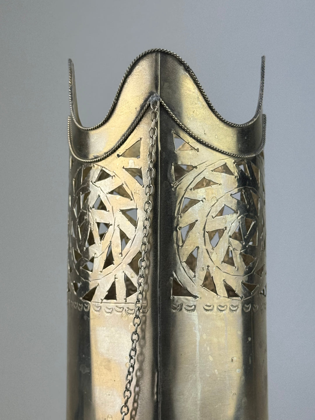 Portabottiglie decorativo in metallo traforato con coperchio