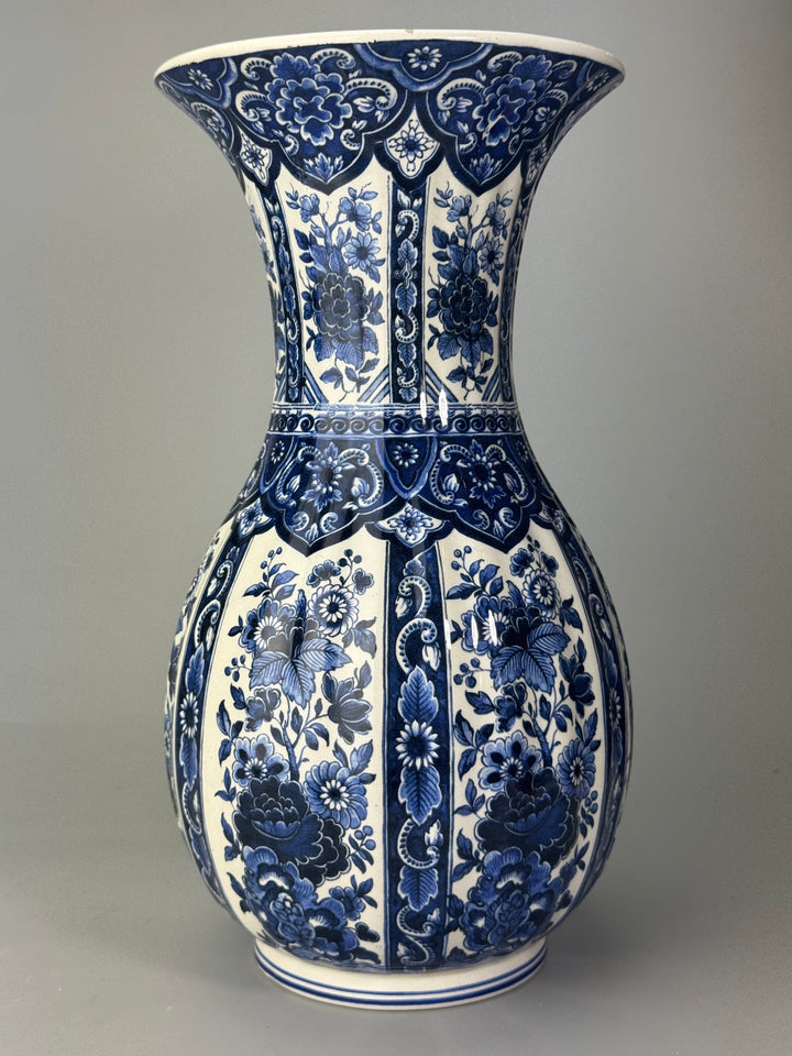 Vaso decorativo in ceramica bianca e blu stile delft