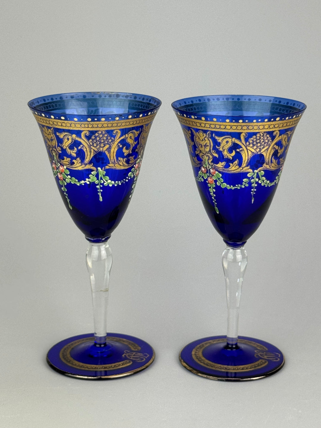 Coppia di calici vintage in vetro blu cobalto con decori dorati e floreali