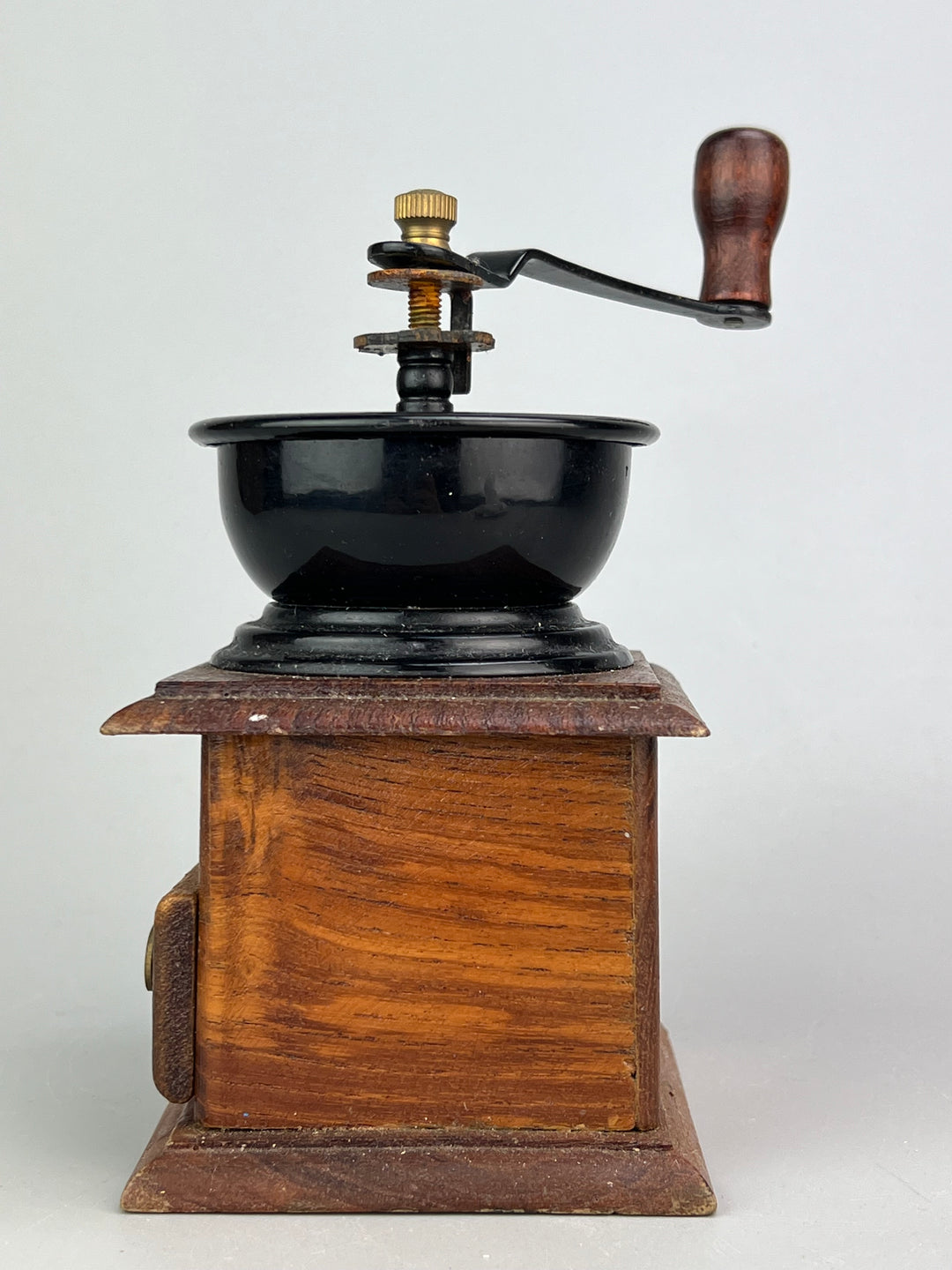 Macinacaffè vintage in legno e metallo in stile tradizionale