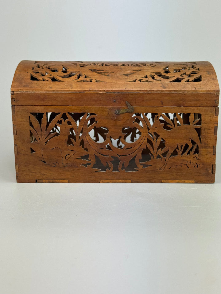 Scatola in legno intagliato traforato vintage