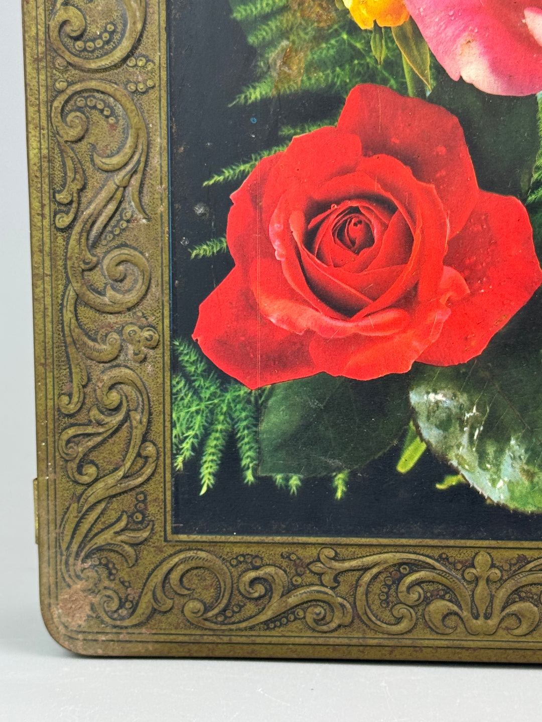 Scatola di latta vintage per torrone Rose e decori floreali dorati