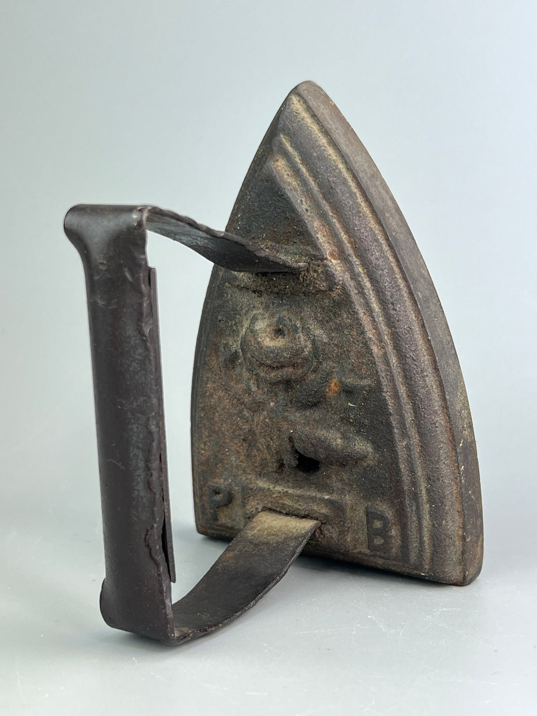 Ferro da stiro antico in ghisa