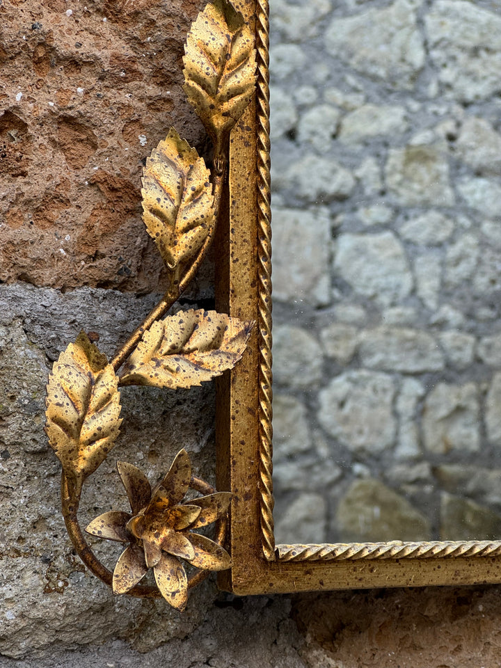 Specchio vintage in metallo dorato con fiori e foglie