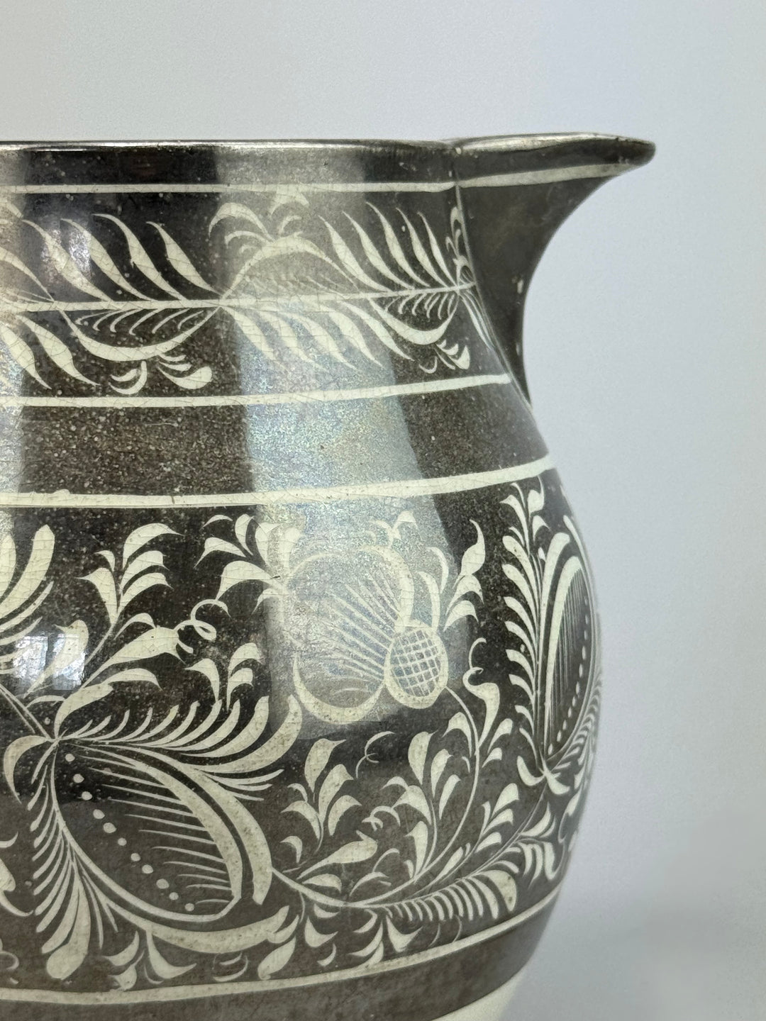 Brocca in ceramica con decoro argentato floreale