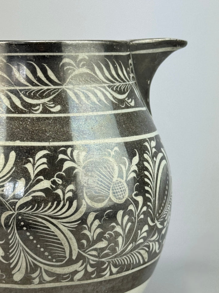 Brocca in ceramica con decoro argentato floreale