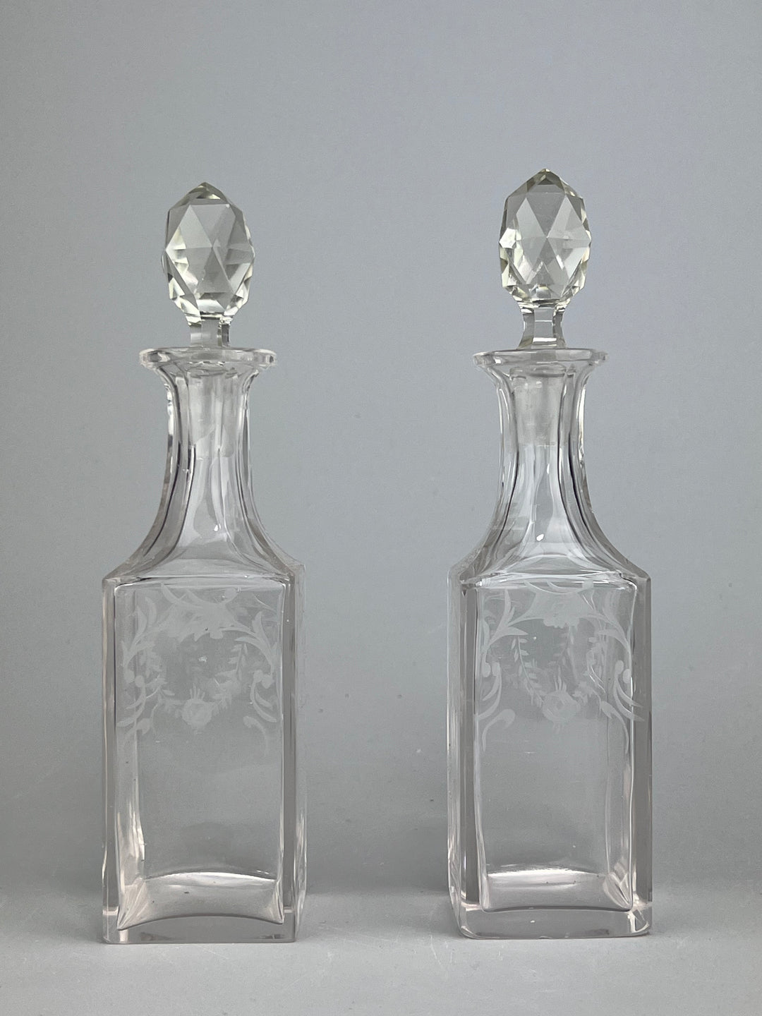 Coppia bottigliette da profumo in cristallo inciso con tappo molato vintage