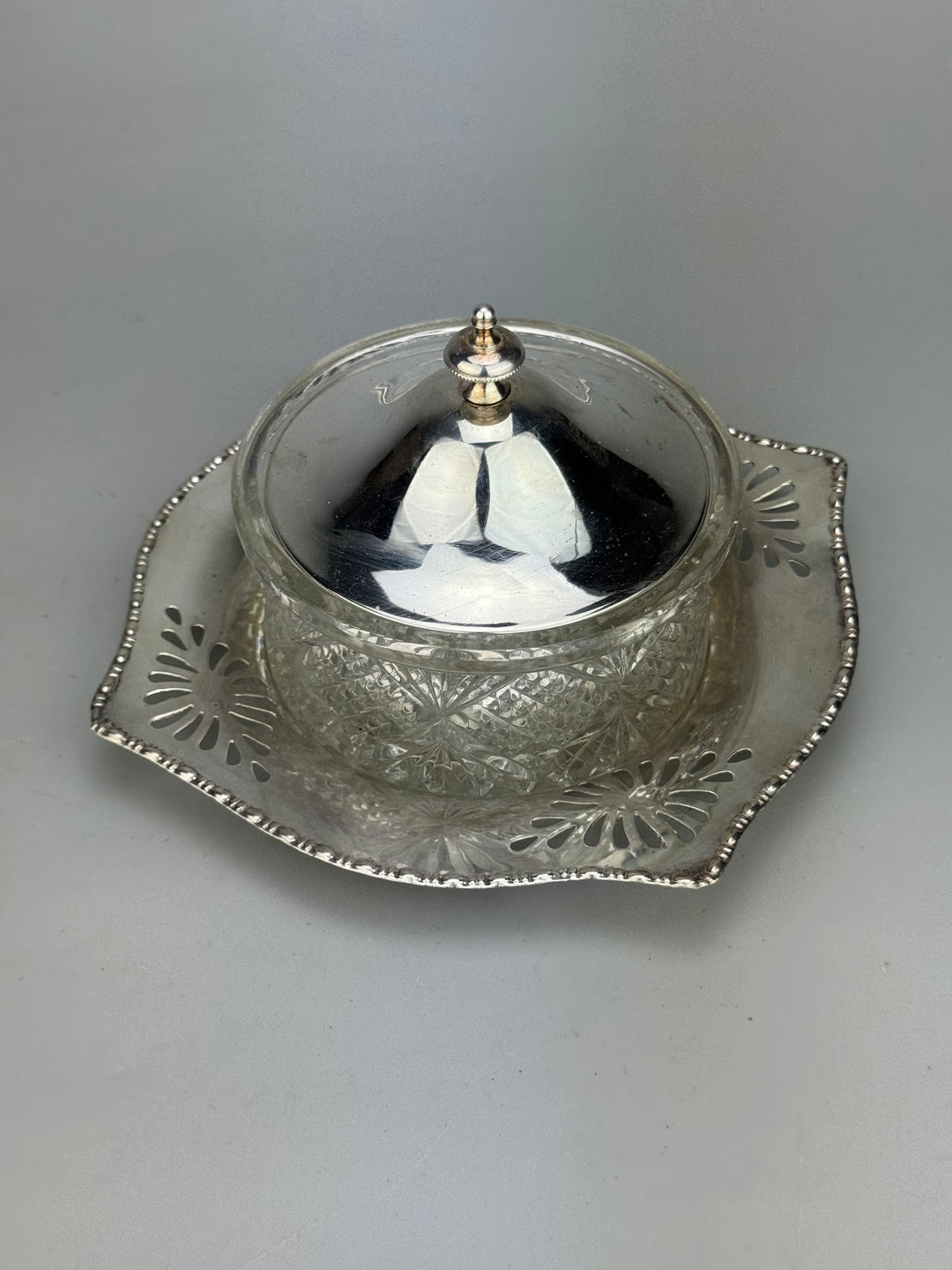 Formaggiera vintage in Vetro con coperchio e vassoio in silverplate