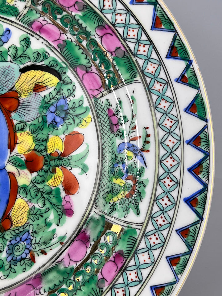 Piatto in porcellana cinese decorato a mano stile "Famille Rose"