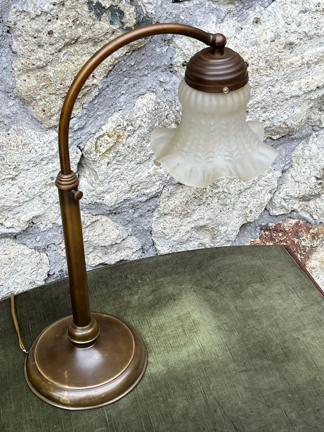 Lampada da Tavolo Regolabile in Ottone – Paralume in Vetro Satinato, Vintage