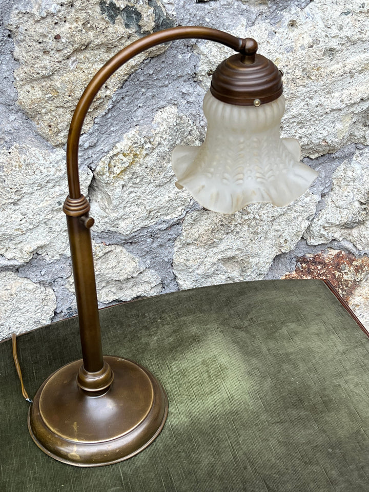 Lampada da Tavolo Regolabile in Ottone – Paralume in Vetro Satinato, Vintage