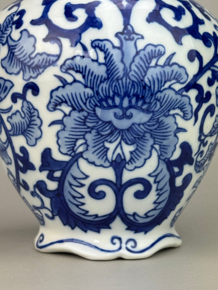 Brocca vintage in ceramica bianca e blu con decoro floreale