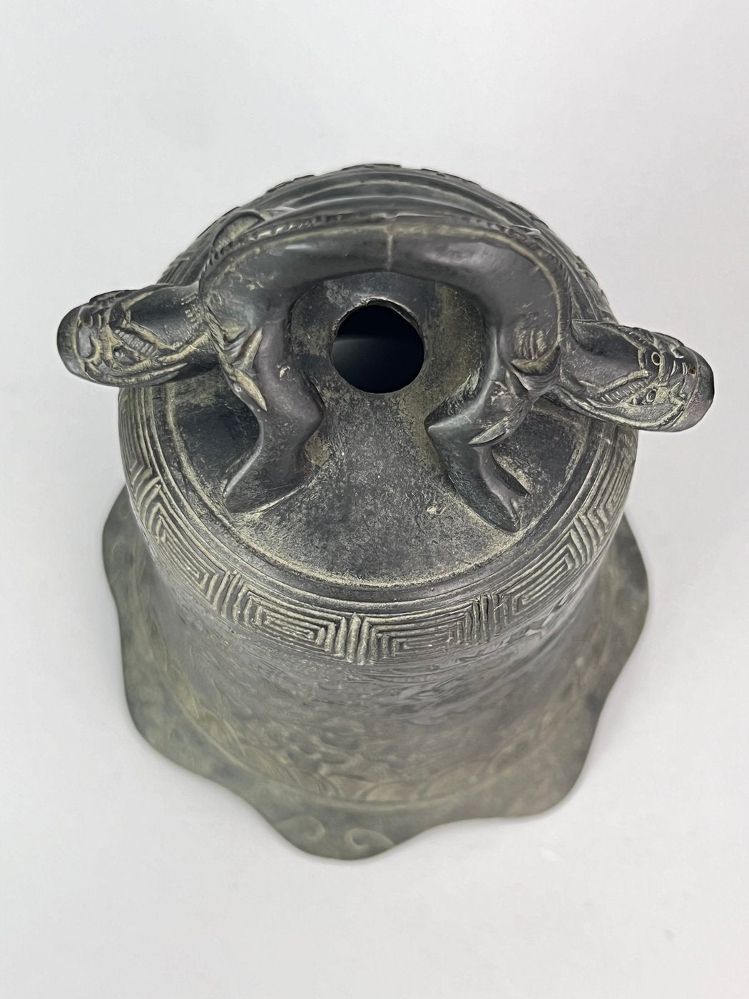 Campana cinese in bronzo con iscrizioni e decori a rilievo XX secolo