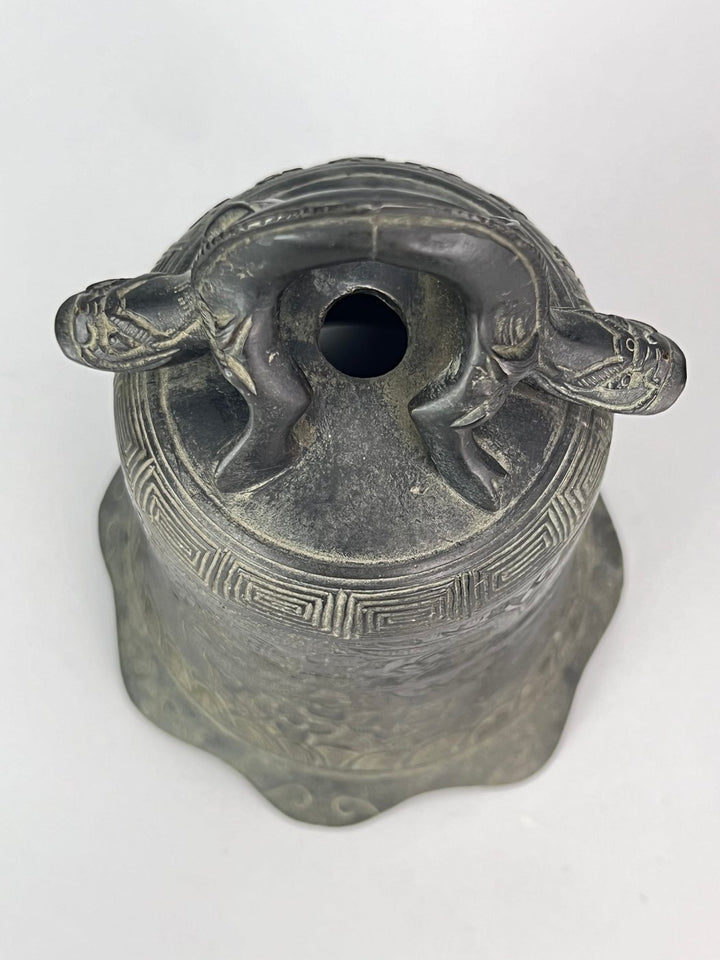 Campana cinese in bronzo con iscrizioni e decori a rilievo XX secolo