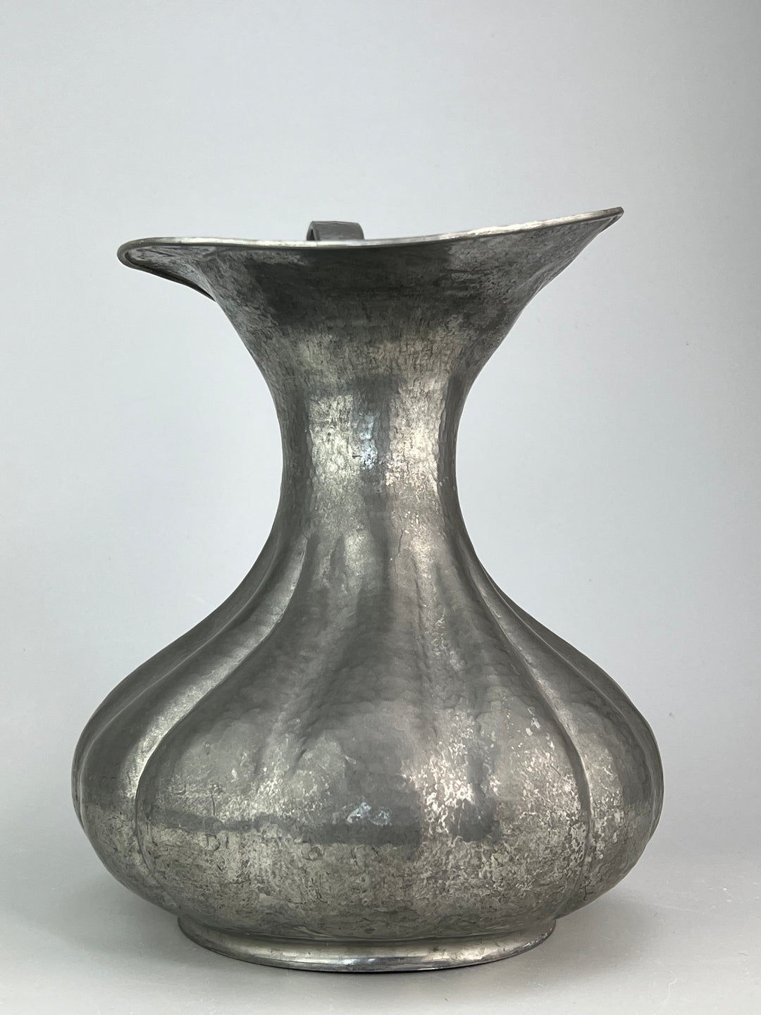 Brocca in peltro martellato a mano stile vintage