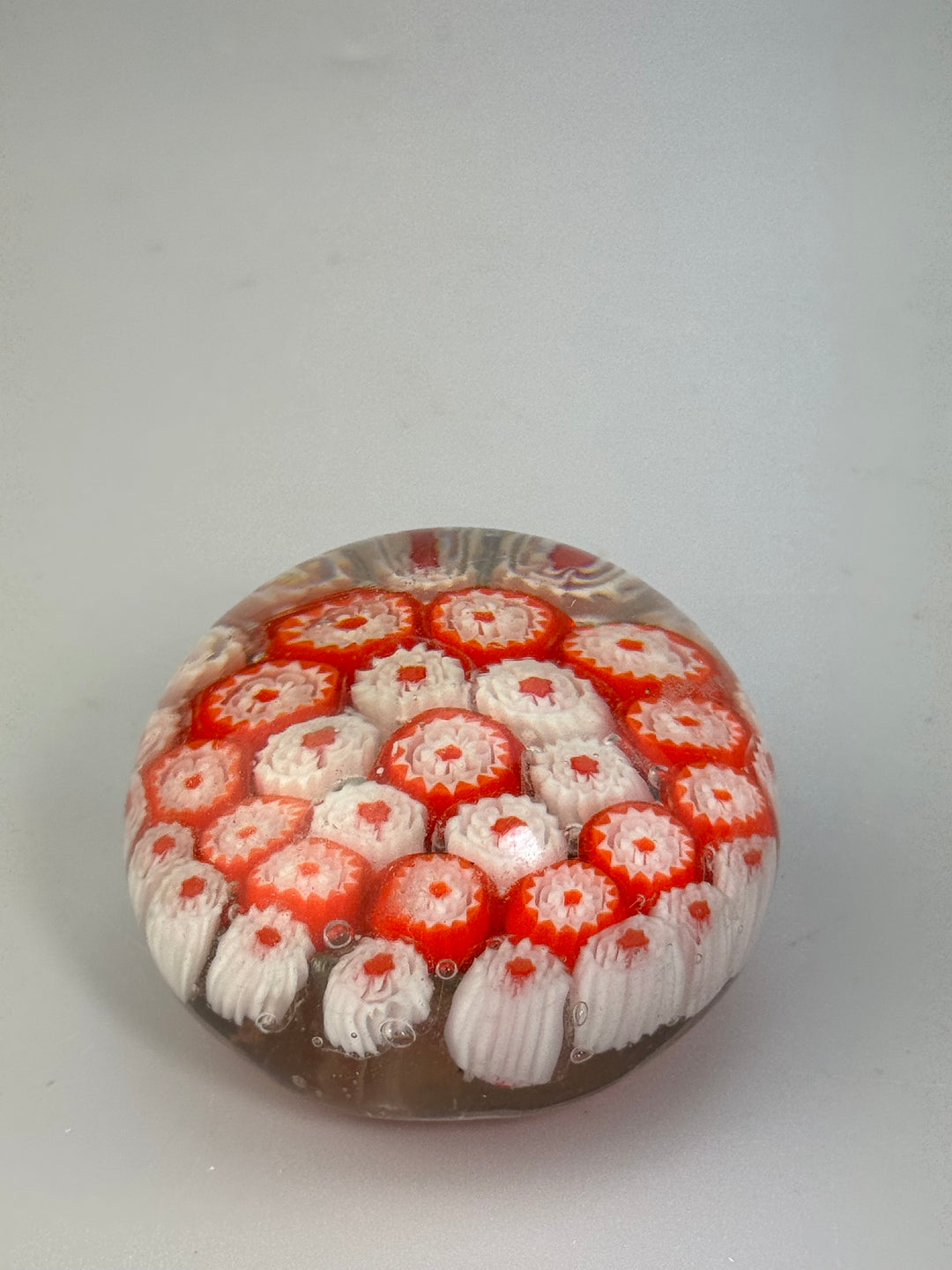 Fermacarte in vetro con murrine rosse e bianche