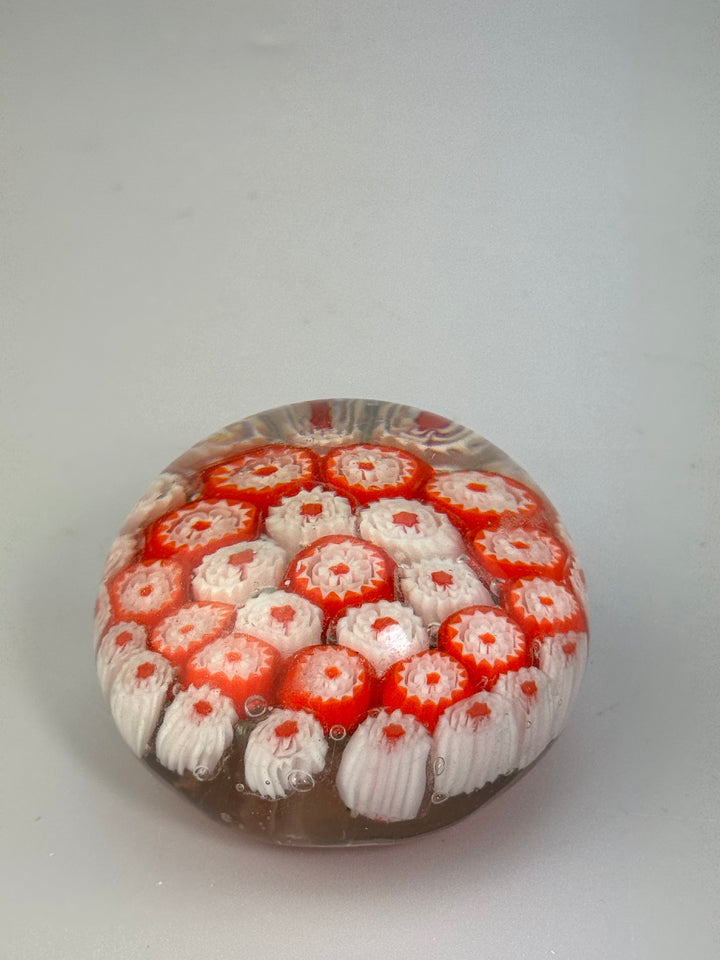 Fermacarte in vetro con murrine rosse e bianche